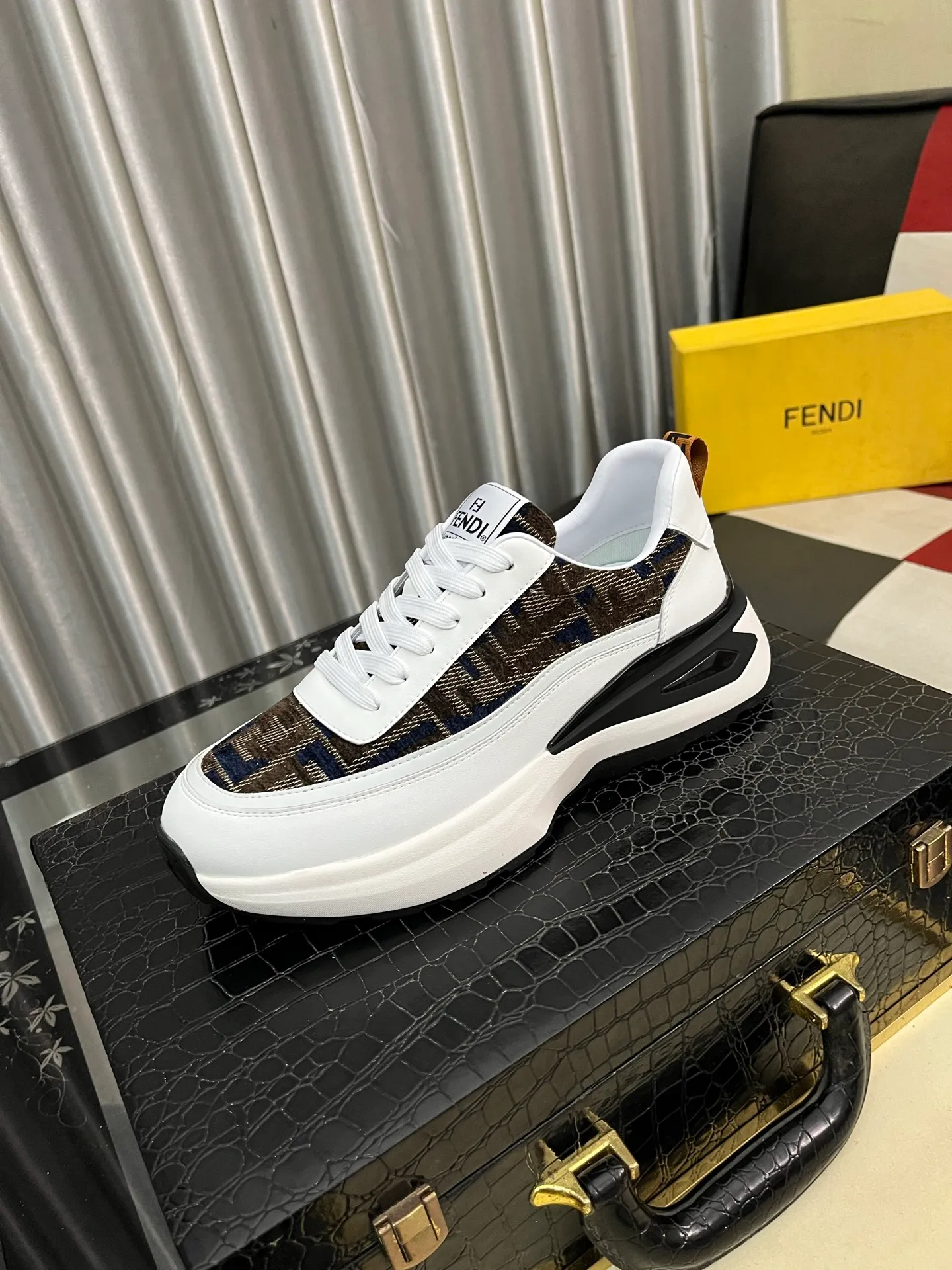 Men's shoes💰458⌚️⌚️[FENDI-FENDI] Classic men's casual shoes🔥New product nowadays, made of cowhide + breathable fabric, comfortable pigskin lining. The perfect last shape and generous and fashionable design have attracted the favor of many consumers. 🔥Number of sizes: 38-444️⃣Colors available